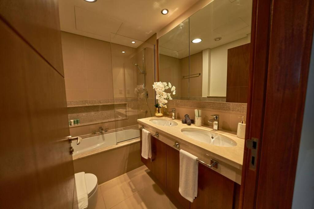 Magnificent 3br Luxurious With Burj Khalifa View Apartment Dubai